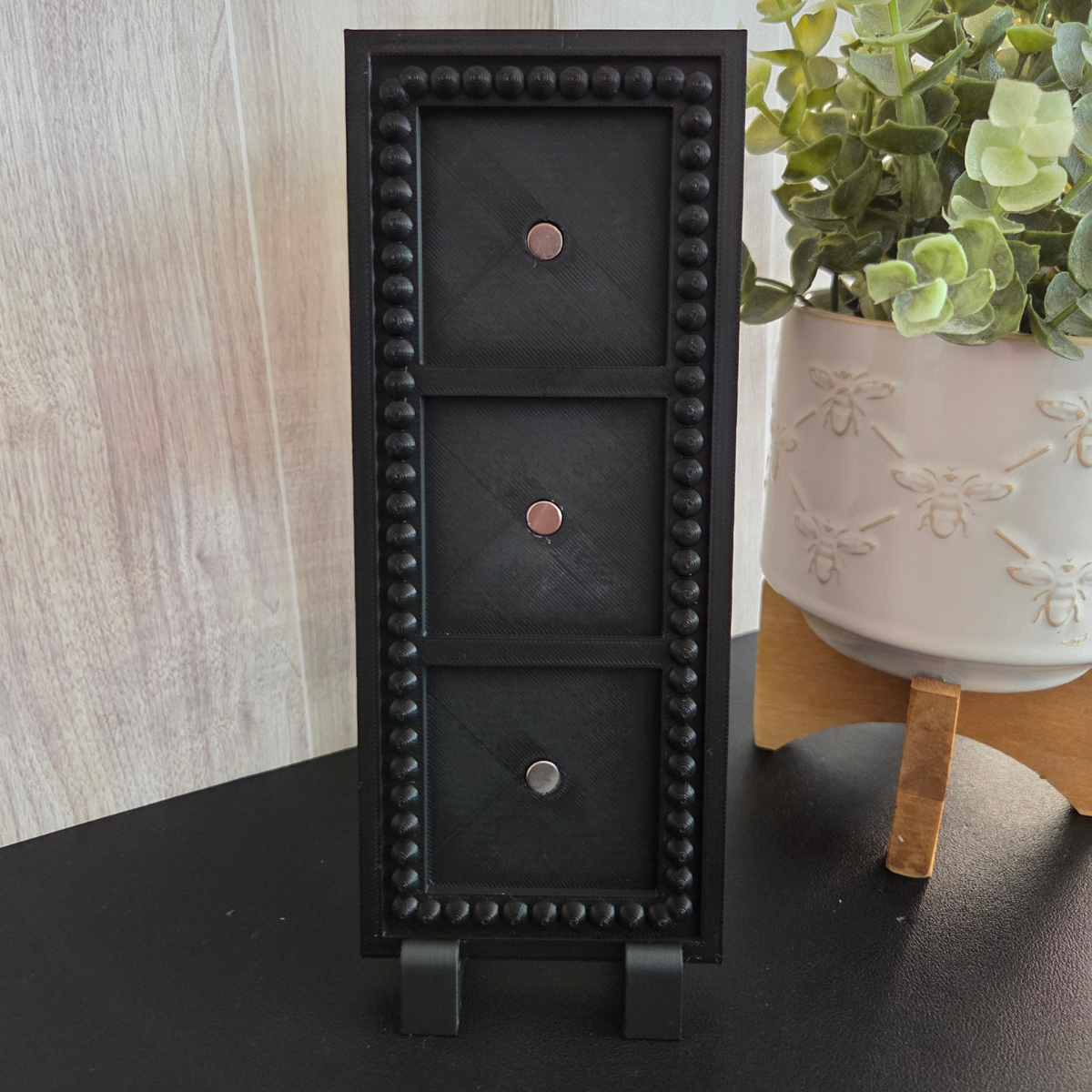 Black 3‑slot magnetic frame with decorative beading and smooth 3D‑printed construction, displayed for desk or shelf use.
