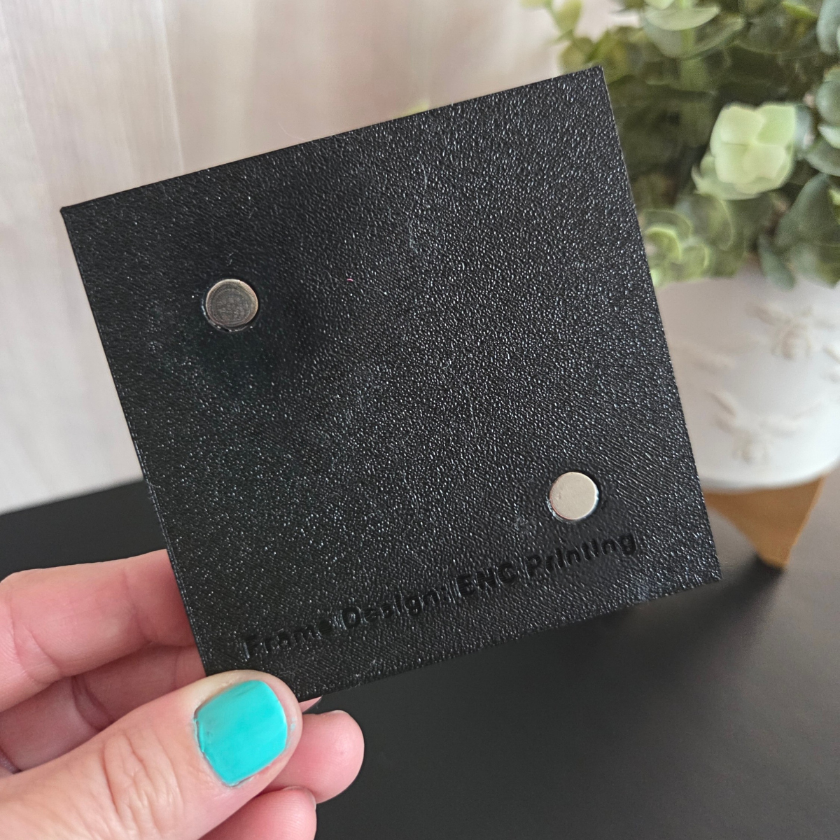 Black 3D‑printed single‑magnet frame with beaded edge design, shown standing upright with removable feet for desk or shelf display.